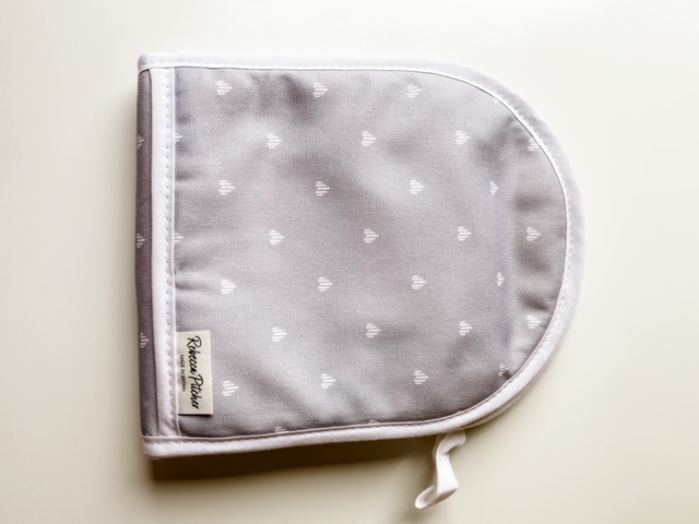 hearts oven glove by Rebecca Pitcher