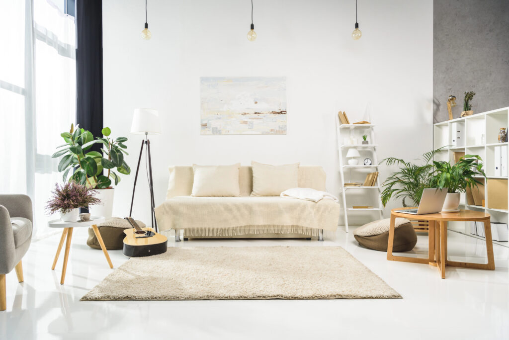 Modern and light living room with green plants and neutral furnishing